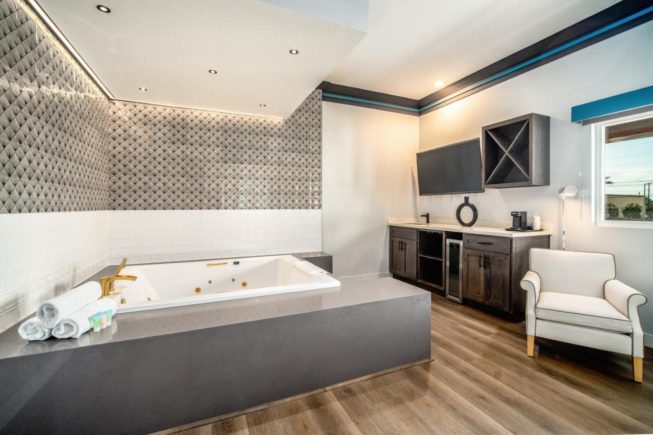 Aspire Inn Studios & Spas Bellflower Esterno foto