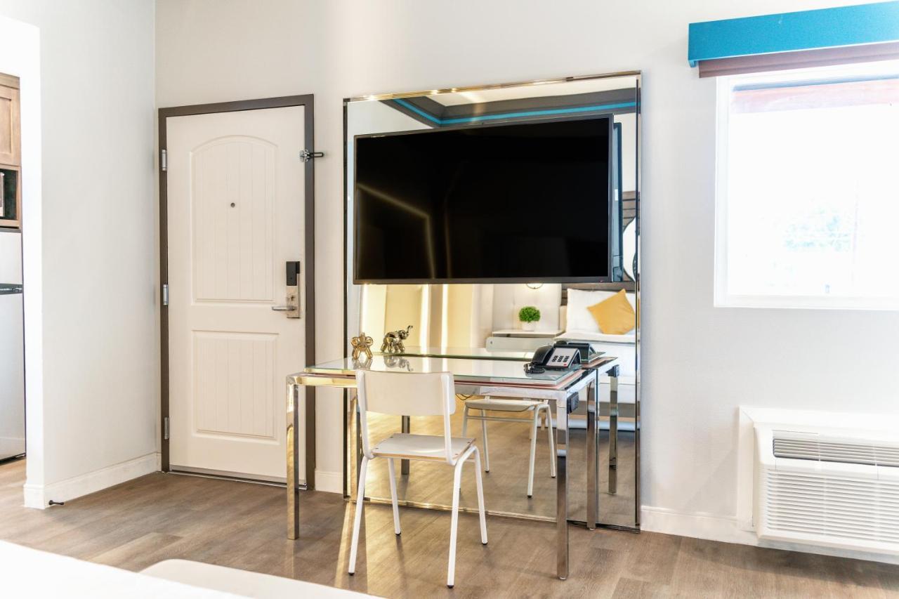 Aspire Inn Studios & Spas Bellflower Esterno foto