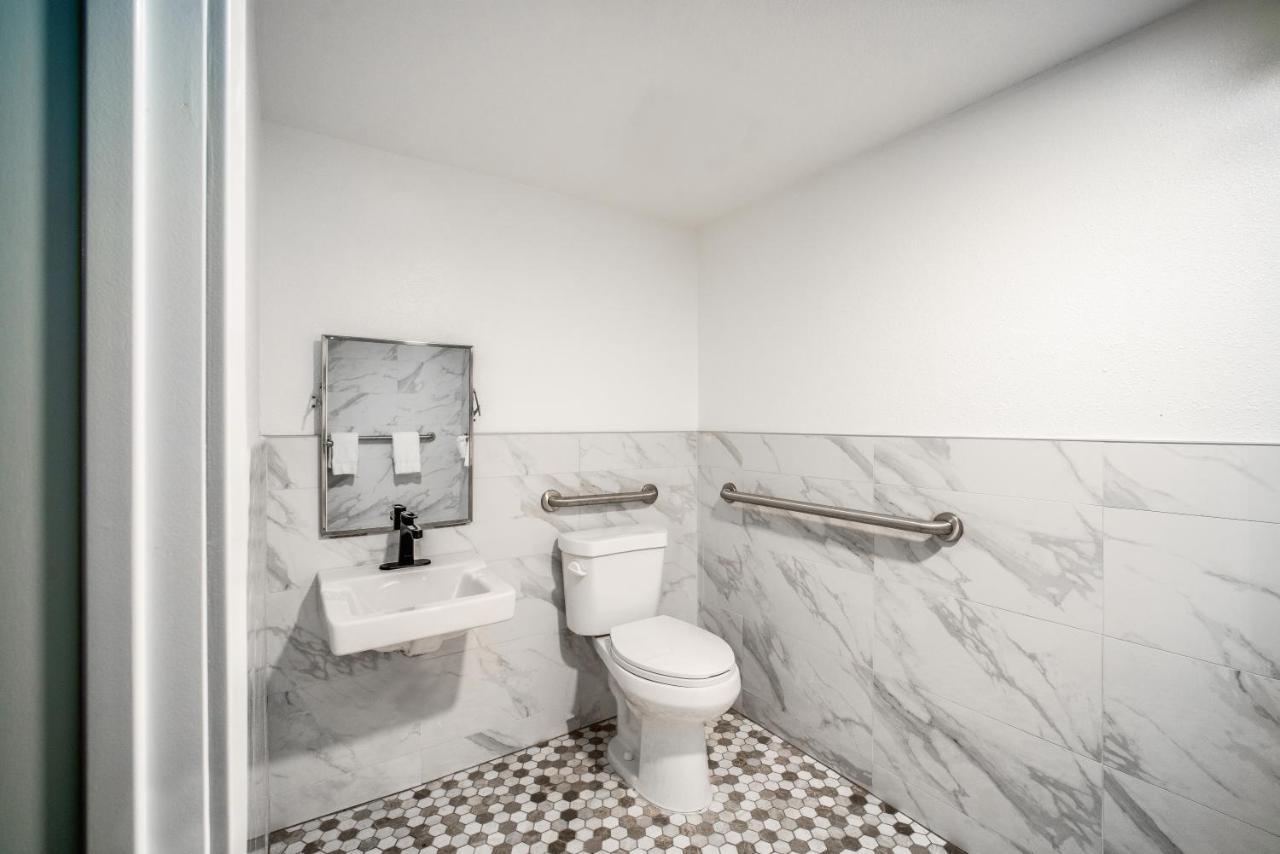 Aspire Inn Studios & Spas Bellflower Esterno foto