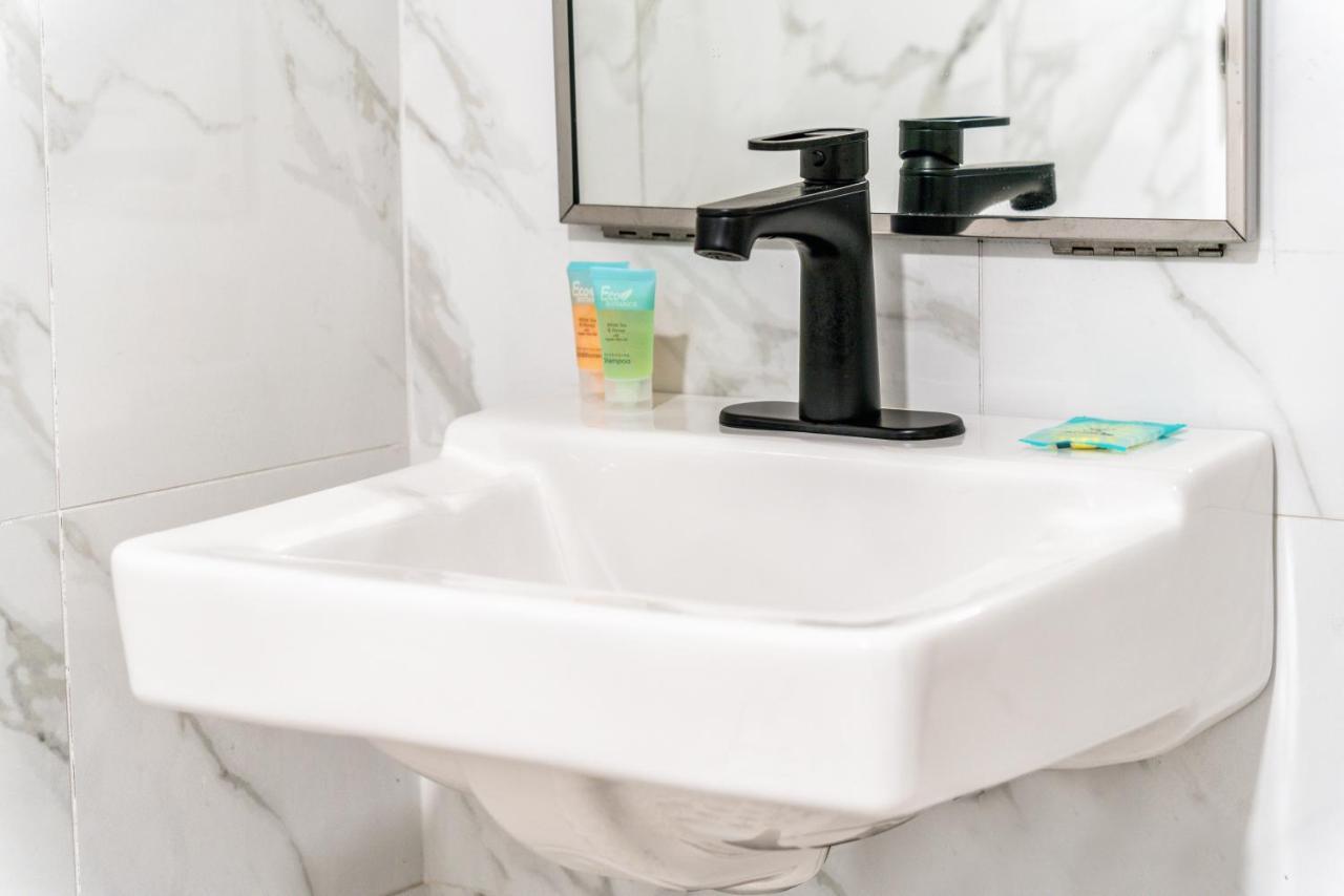 Aspire Inn Studios & Spas Bellflower Esterno foto
