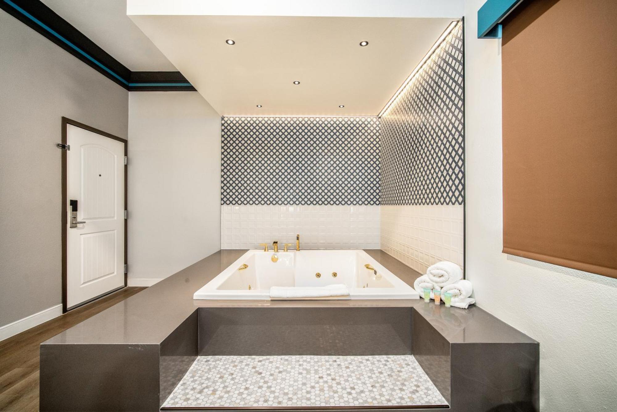 Aspire Inn Studios & Spas Bellflower Esterno foto